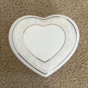 Wedgewood Icing ivory Porcelain Heart Shaped Trinket Box